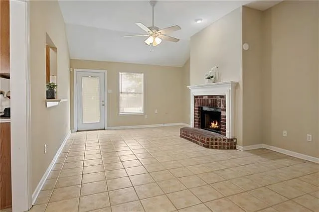 3 bed, 2.0 bath, 1400 sqft, $1,800 — Photo 2