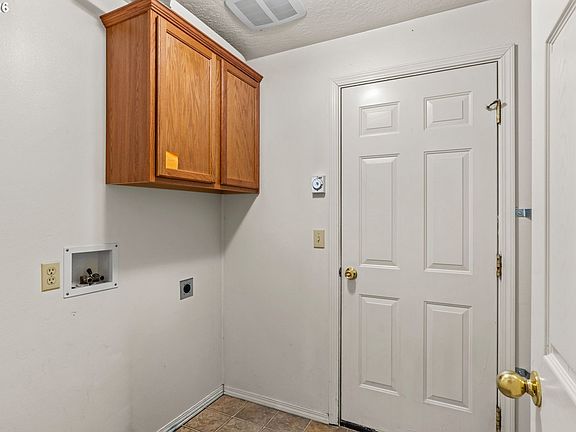 4th image of 630 Benjamin Ave