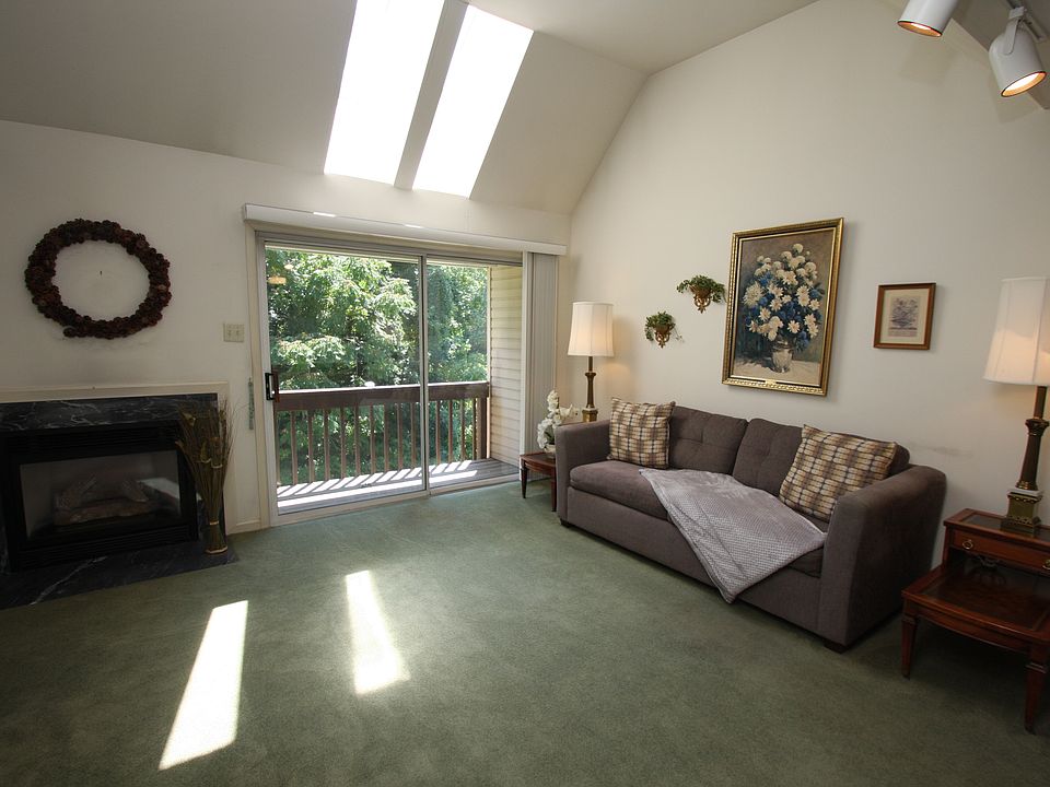 Living Rm w/ Vaulted Ceiling