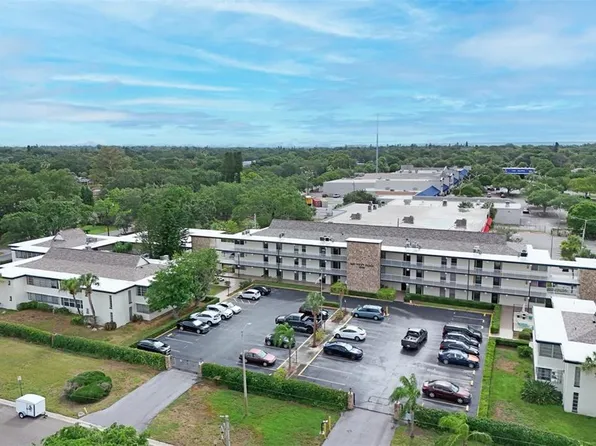 6100 12th St S APT 220, Saint Petersburg, FL 33705