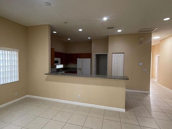 3rd image of 114 Canterbury Pl #A