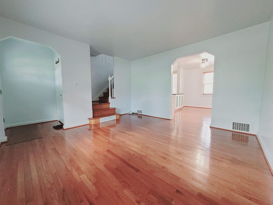 Dimensions (inches): Living room, 153 x 143