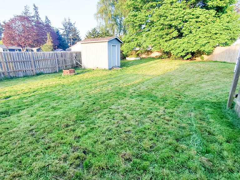 216 SE Fisher Ct — Photo 9