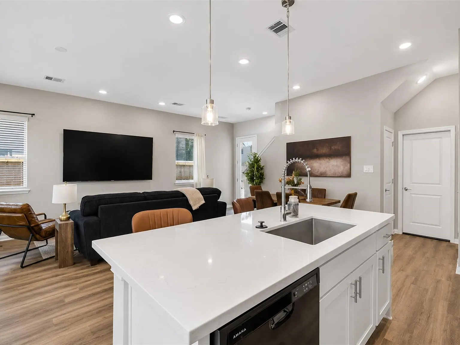 3 bed, 2.5 bath, 1652 sqft, $2,100 — Photo 2