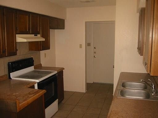 3rd image of 5273 Benbrook St