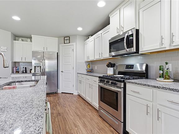 5th image of 2660 Suncrest Ave