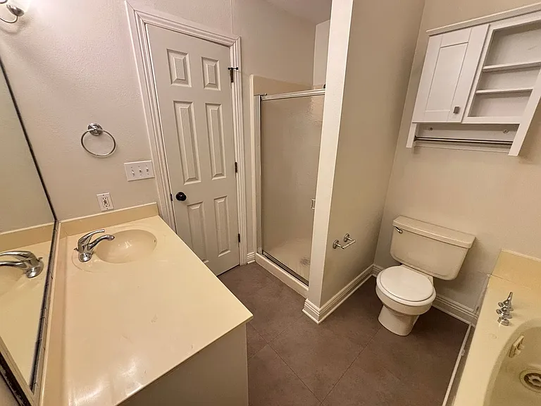 1823 W Berry St — Photo 16