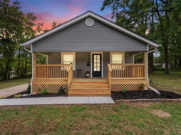 609 E Myrtle St, Independence, MO 64055