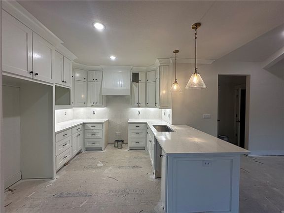 3rd image of 38 Sidlaw Hills Dr