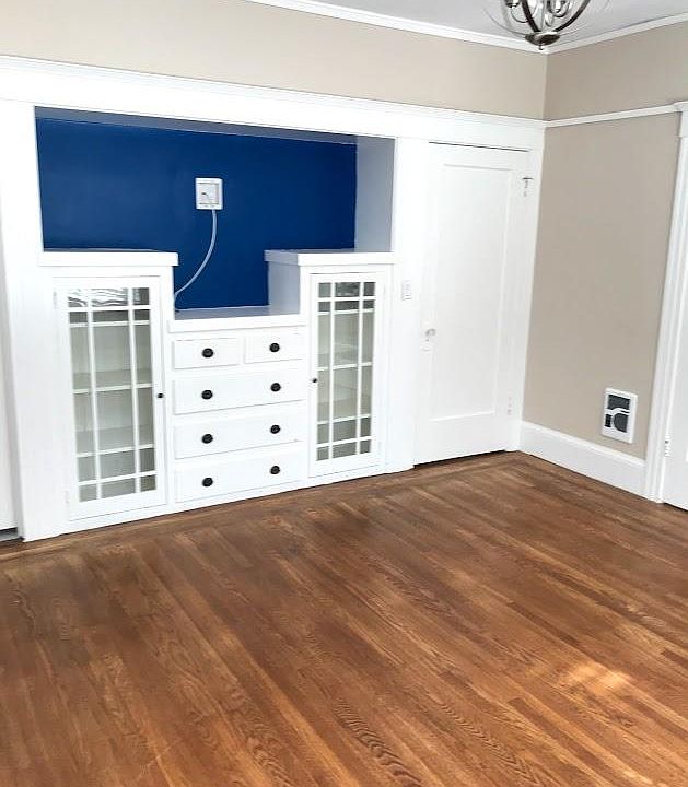 living space with built-in cabenits