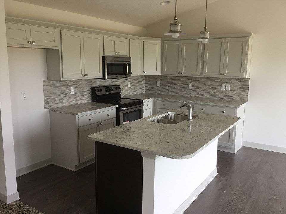 1st image of 200 Aspen Dr NE