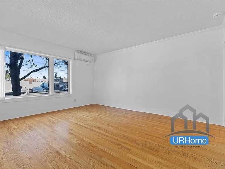 242 SE Washington St — Photo 12