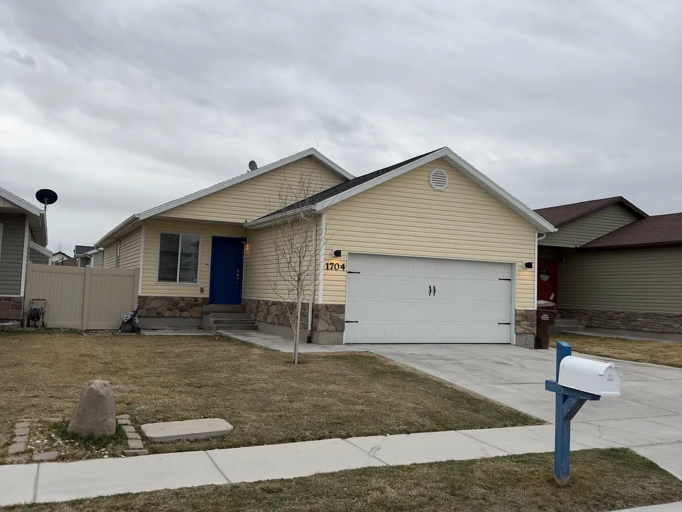 1704 E Tumwater Ln