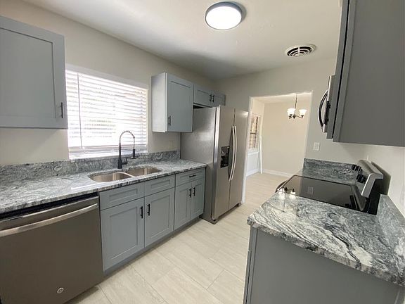 4th image of 619 Sarita St