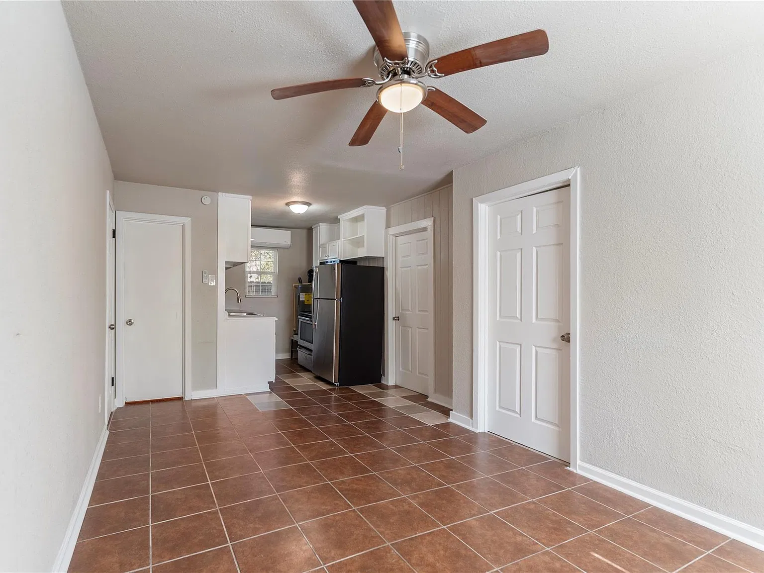 2 bed, 1.0 bath, 2300 sqft, $900 — Photo 2