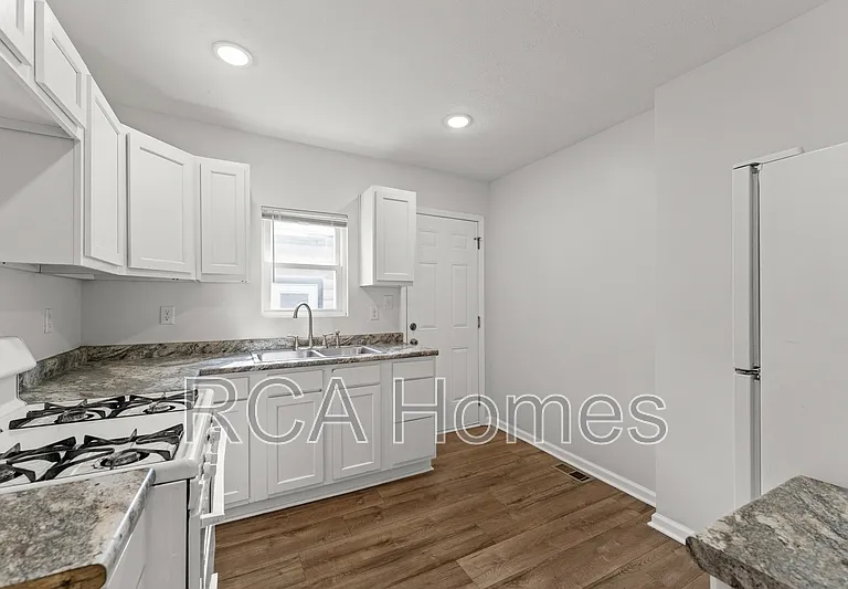 603 N Sherman Dr — Photo 2