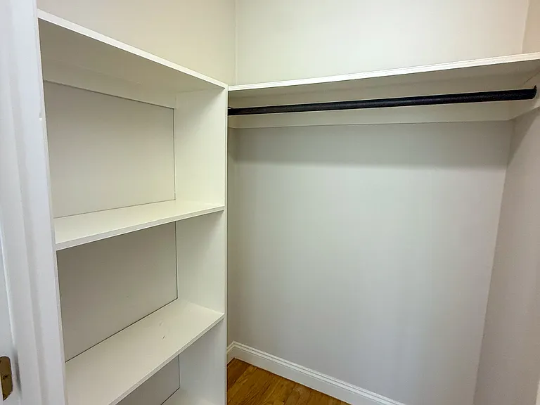 Main bed closet walk in