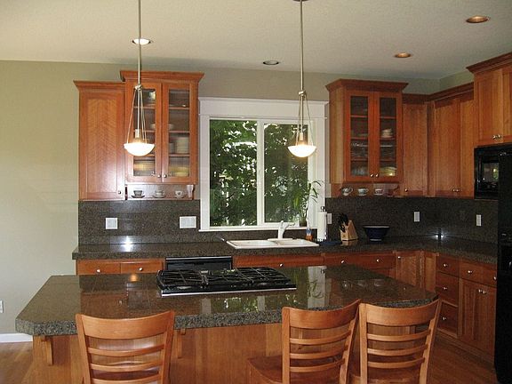 Kitchen w/Maple cabinets 