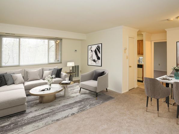 25 School Dr APT 4