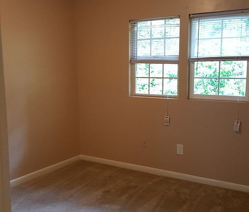 3rd image of 3304 N Elm St APT K