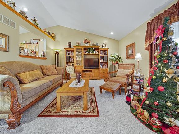 3rd image of 4895 Canterbury Ct