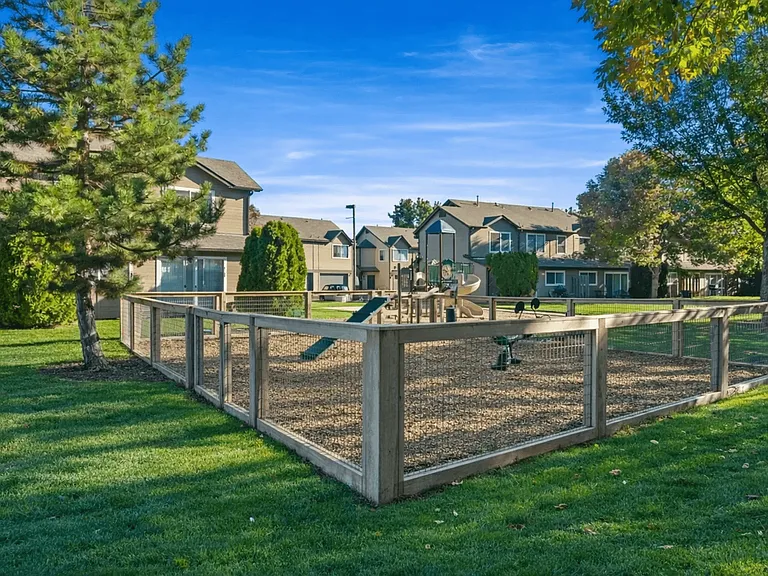 Monterra Townhomes — Photo 25