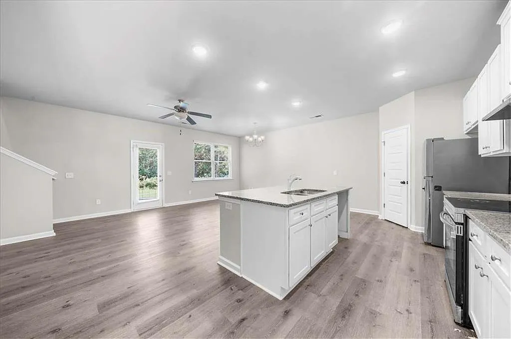 4 bed, 2.5 bath, 1900 sqft, $1,945 — Photo 4