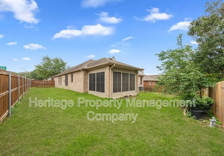 141 Springtree Blf — Photo 32