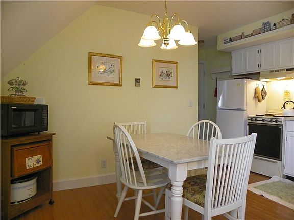 4th image of 9 Simpson Ave #3B