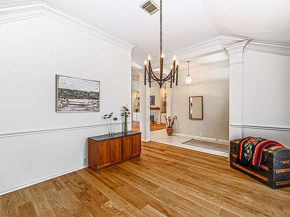 4th image of 1011 Hathorn Way Dr