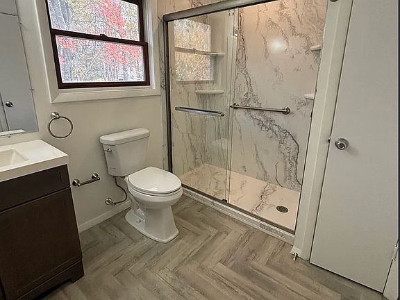 5th image of 659 Belmont Ave