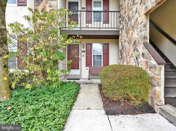 127 Valley Stream Cir, Wayne, PA 19087