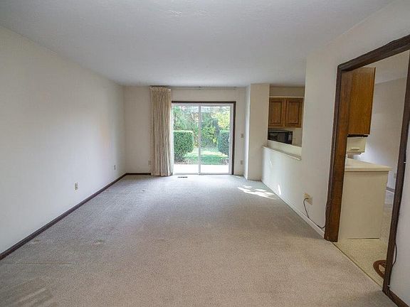 3rd image of 3002 Rosewood Dr