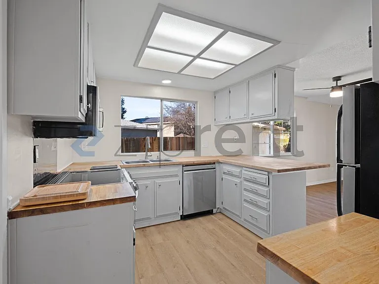 1471 Valenzuela Ct — Photo 9