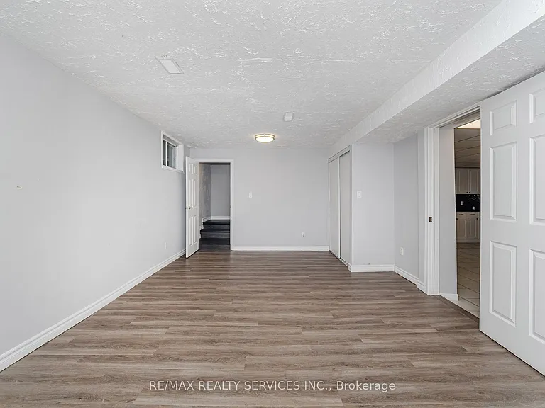 21 Beverley St #LOWER — Photo 9