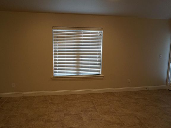 4th image of 10108 Valencia Ave