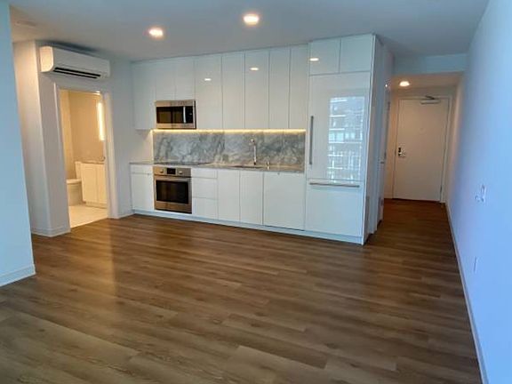 2nd image of 970 Queen St #1604