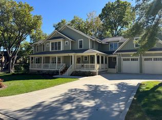 26 South St, Geneva, IL 60134