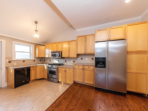 4th image of 18 Wallace Ct #2