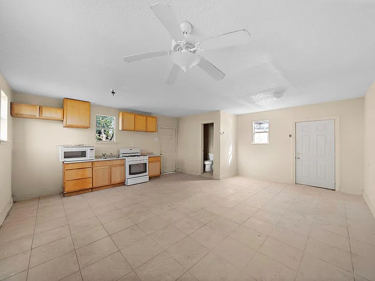 128 Kress St — Photo 10