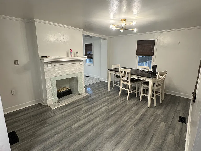 26-28 Perry Ave — Photo 8