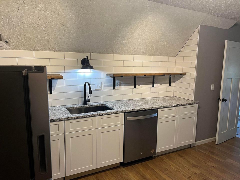 2nd image of 154 12th Ave NE APT 3