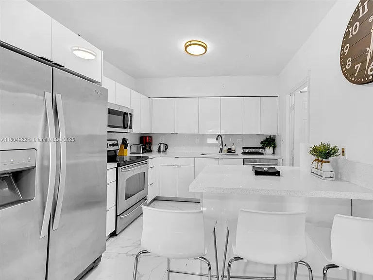 421 W Pembroke Rd #0 — Photo 4