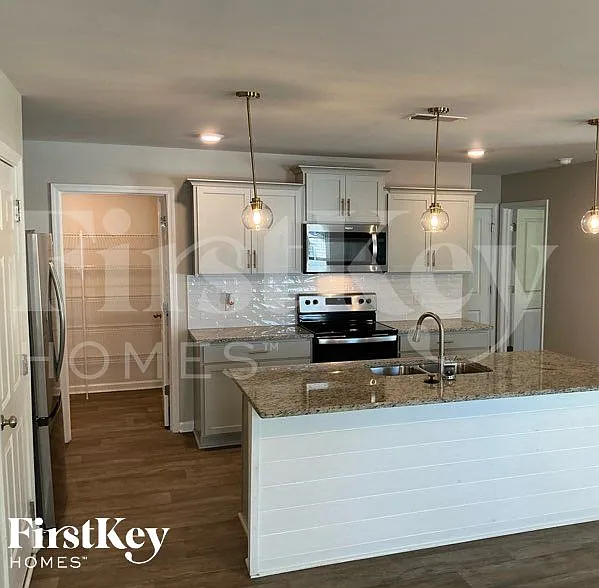 5 bed, 3.0 bath, 2455 sqft, $2,130 — Photo 3
