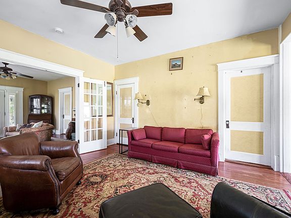 3rd image of 2920 Westmoreland Dr