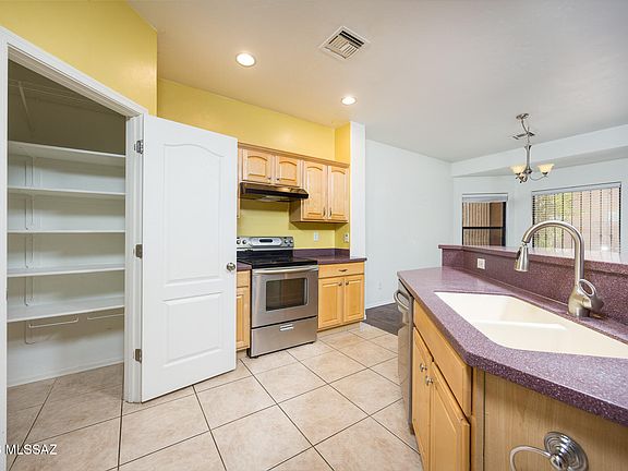 3rd image of 222 E Calle Del Capullo