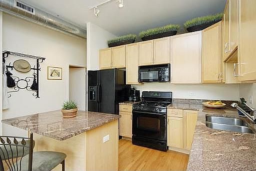 4th image of 4011 N Francisco Ave Unit 411
