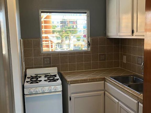 3rd image of 960 S Mariposa Ave #10