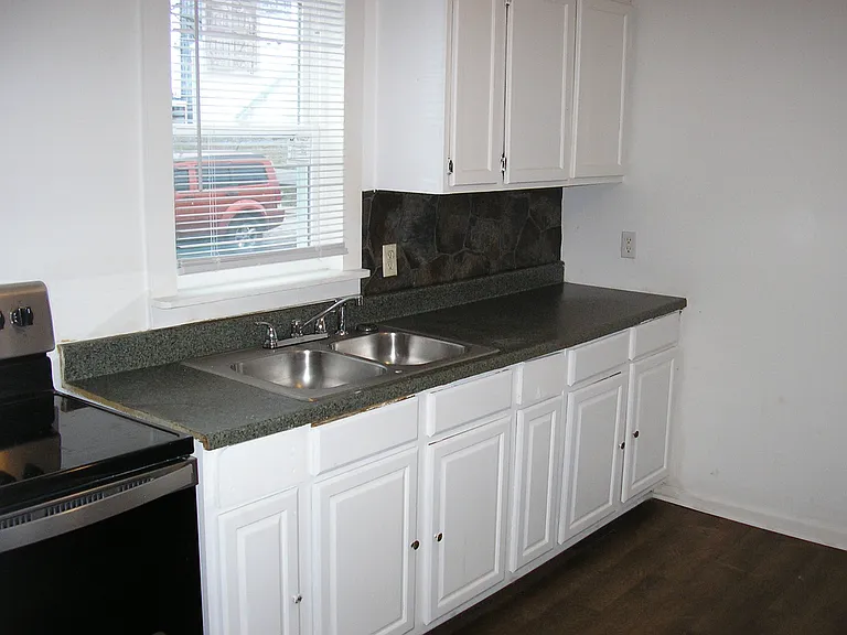 402 N Railroad St — Photo 6