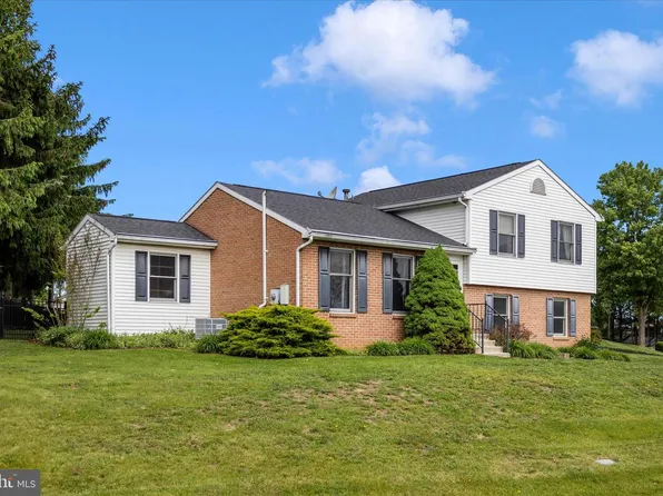 21 Carriage Hill Dr, Hagerstown, MD 21742